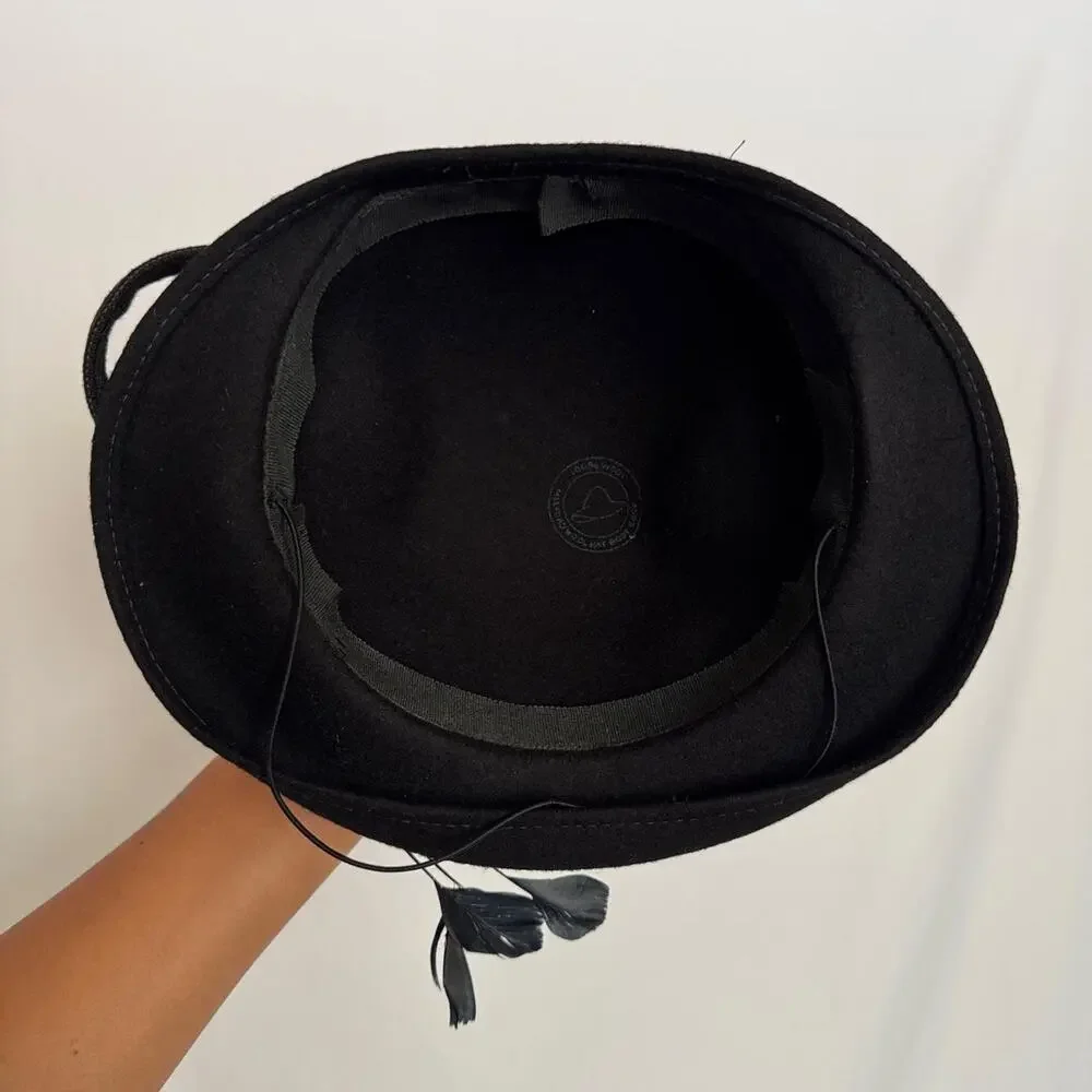 Vintage 1940s/50s womens wool hat with feathers